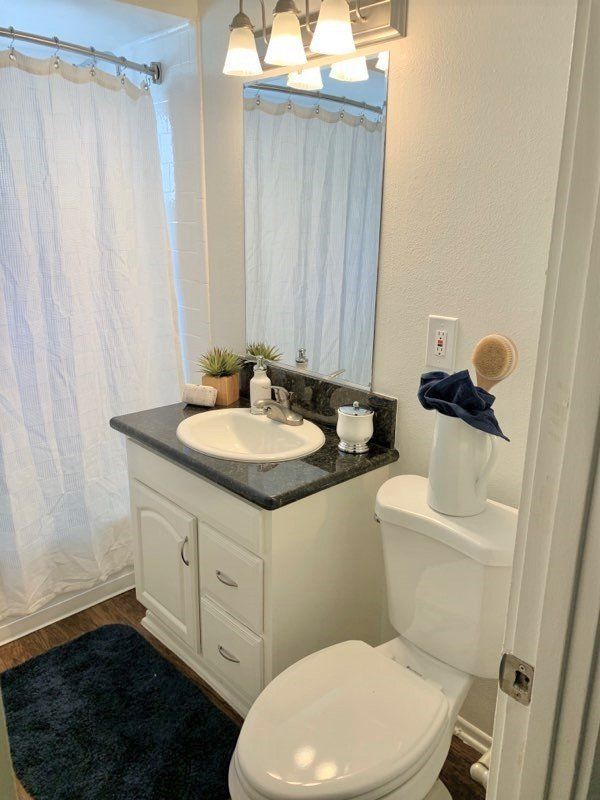 Bay Manor Apartment Property Image of bathroom