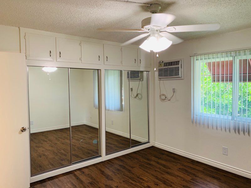 Bay Manor Apartment Property Image of interior room