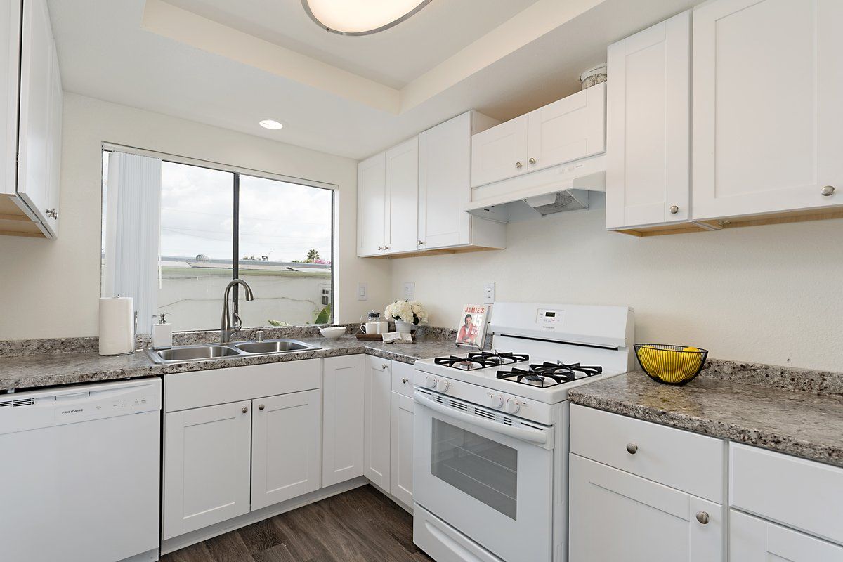 Savanna Villa Apartments property photo of interior kitchen