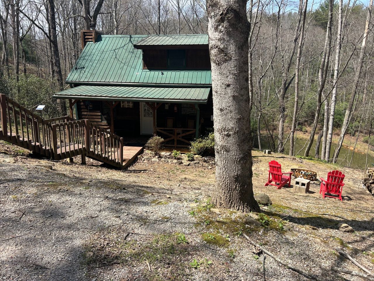 Image of Ducks Nest vacation cabin rental with 1 bedroom and pond that is pet friendly