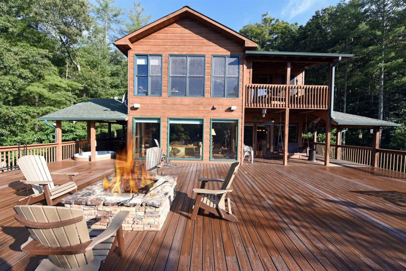 Golden Mountain Tops is a luxury cabin in Suches which is near Blue Ridge Ga in the mountains of North Georgia.
