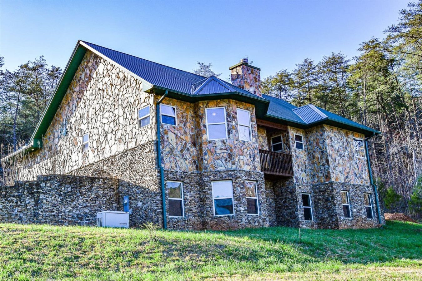 Ocoee Stone Lodge is an affordable 3 bedroom cabin near the Ocoee river