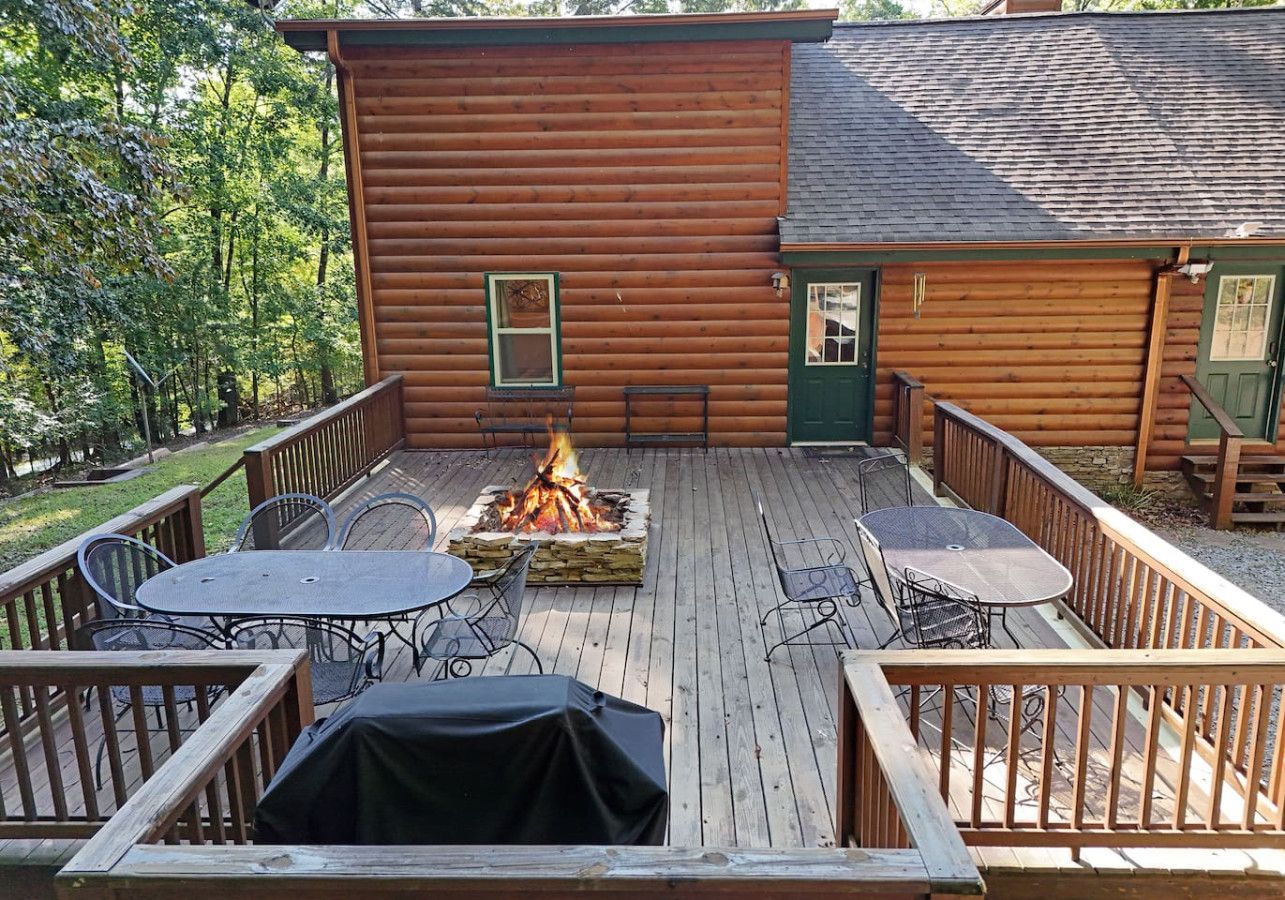 S'More Waggin Cabin is a 3 bedroom cabin rental in Blue Ridge that is Pet-friendly.