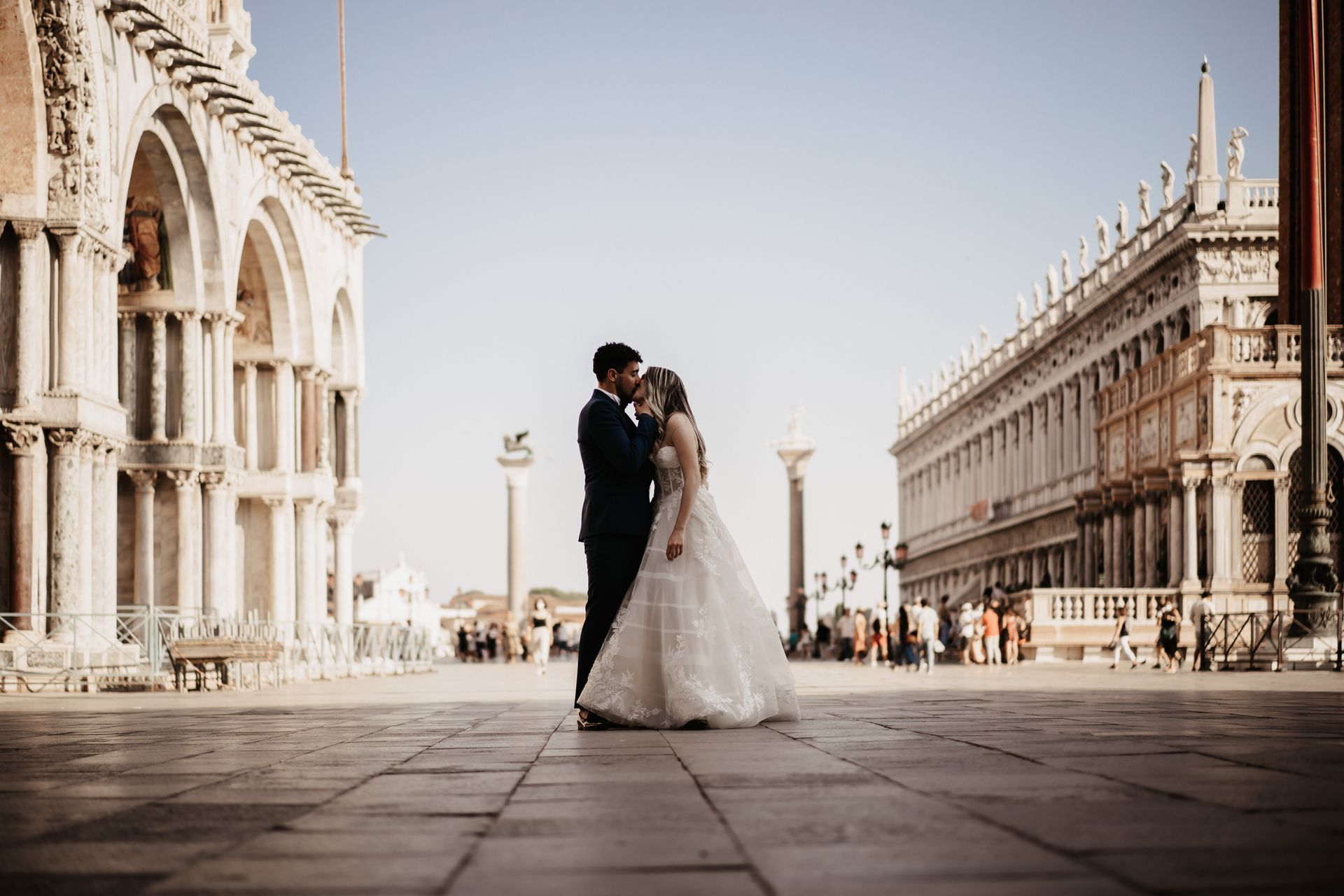 Coppia di sposi che si bacia nel giorno del loro matrimonio