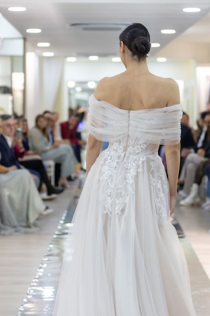 modella con abito da sposa a Milano di StileLibero Cerimonia