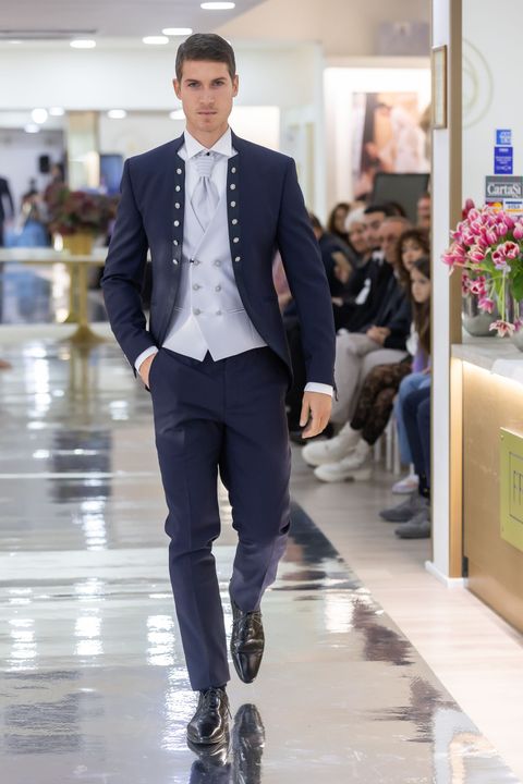 modello con abito da sposo a Milano di StileLibero Cerimonia