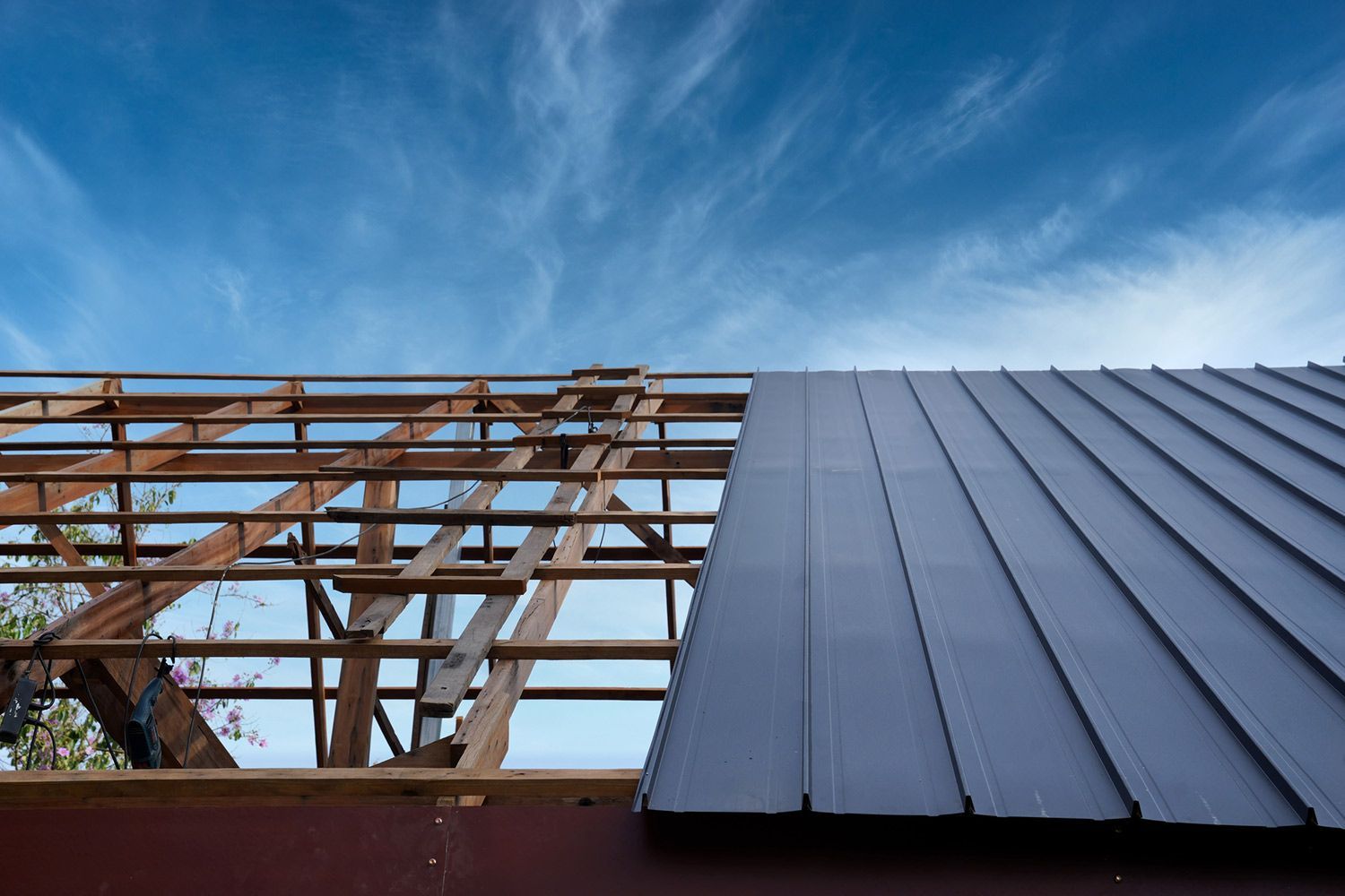 Metal roof construction with wooden frames
