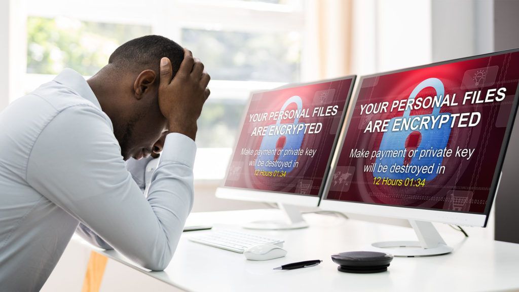 Homem com a cabeça entre as mãos, angustiado com a mensagem 