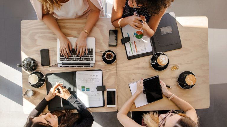 Equipe de marketing planejando campanhas digitais em conformidade com a LGPD e boas práticas de proteção de dados.
