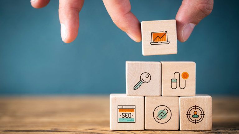 Conceito de marketing digital e LGPD representado por blocos com ícones de análise, SEO e segurança de dados.