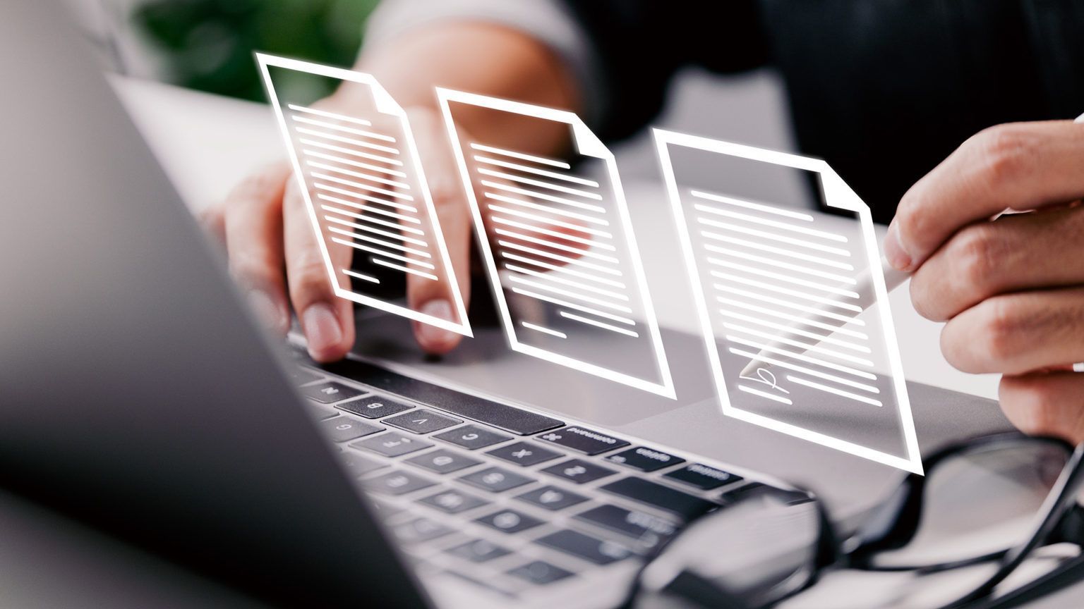 Profissional analisando contratos digitais em um laptop, representando gestão de contratos e riscos 