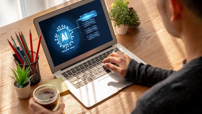 Profissional utilizando notebook com interface de Inteligência Artificial Generativa para otimizar processos corporativos.