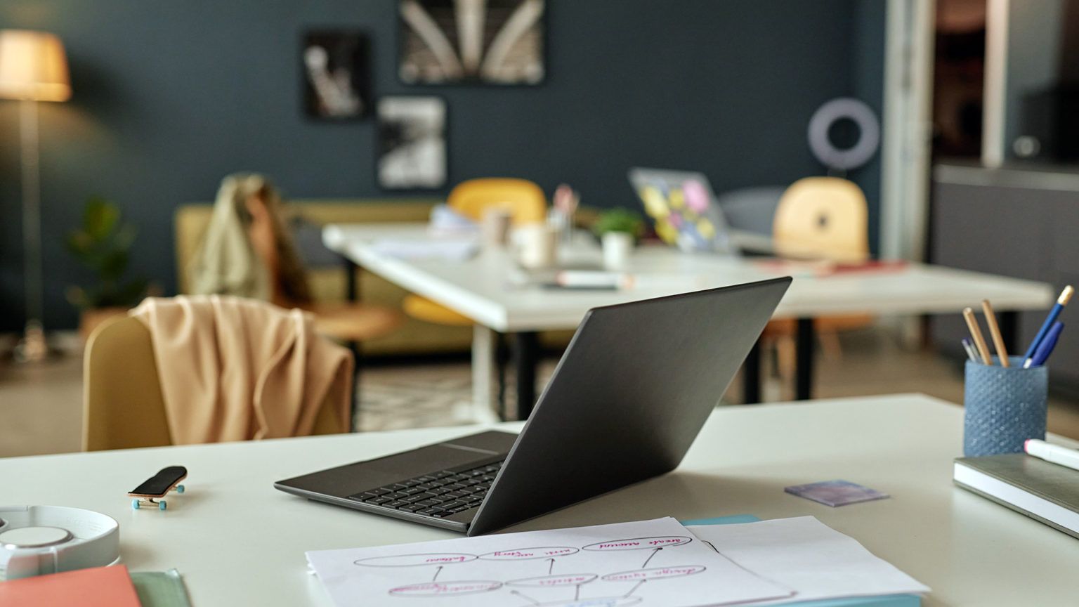 Notebook sobre mesa de escritório moderno, representando o uso de tecnologias não autorizadas