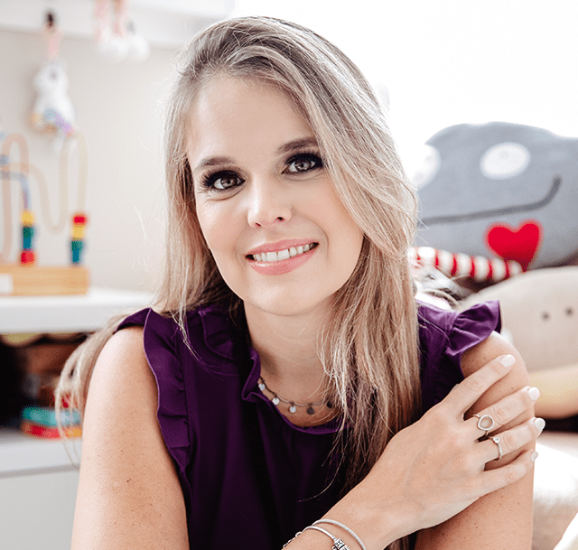 Formada em psicologia pela UNESP, Neuropsicologia pelo Albert Einstein e Coach pela Sociedade Brasileira de Coaching, Iara possui diversos cursos nesta área.
Se tornou a primeira facilitadora em Parentalidade Consciente no Brasil, pela Academia de Parentalidade de Portugal.
Iara trabalha com atendimento psicológico clínico e gerencia sua equipe de psicólogos (no total são 14 profissionais psicólogos). Especialista em Terapia Cognitivo Comportamental.
Iara também possui certificação Internacional em Mindfulness para crianças com a Dra. Amy Saltzman (médica e pioneira na técnica nos Estados Unidos), entre outras especializações no tema em instituições no Brasil.
É educadora parental certificada pela Positive Discipline Association, USA e pela Escola de Parentalidade e Educação Positiva, Portugal.