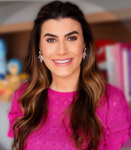 Oi, meu nome é Marina Heinen Sou psicóloga, especialista em Psicologia Clínica e atendo crianças, adolescentes e suas famílias. Para isso, tenho especialização na abordagem cognitivo-comportamental na infância e adolescência e em psicoterapias e intervenções familiares.
Sou mestre e doutora em Psicologia Clínica. Meus estudos e pesquisas têm como objetivo compreender a relação pais e filhos e desenvolver relacionamentos mais saudáveis nas famílias.
Também sou professora, supervisora e terapeuta cognitiva certificada pela Federação Brasileira de Terapias Cognitivas (FBTC).