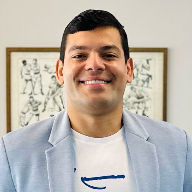 Psicólogo Henrique Ferreira, especialista no tratamento do Transtorno de Oposição e Desafio (TOD) e criador do DEHU - Escola de Inteligência Emocional para Crianças.
Com mais de 10 anos de experiência em desenvolvimento emocional e formação em psicologia positiva, trago uma abordagem disruptiva e vivencial para o TOD. No DEHU, pioneira escola de Inteligência Emocional no Brasil, criei o