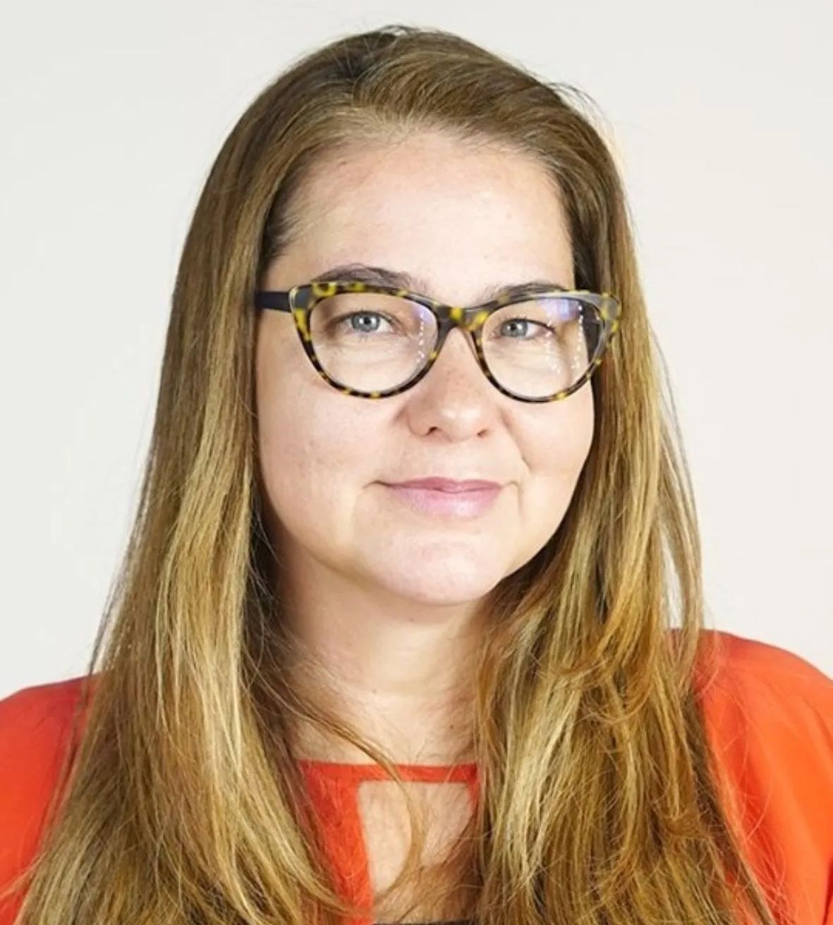 Mestre em Psicologia pela Universidade Católica de Petrópolis (UCP). Especialista em Terapias Contextuais pelo Centro de Estudos da Família e do Indivíduo (CEFI). Formação em Terapia Comportamental Dialética pelo Linehan Isntitute. Formação em Terapia Cognitivo-comportamental pelo Centro de Psicologia e Formação (CPAF) e aperfeiçoamento em Terapia Cognitivo-comportamental com crianças e adolescentes no Beck Institute. Sócia Diretora do Instituto de Terapia Cognitivo-comportamental do Rio de Janeiro (INTCC_RIO). Tem experiência na área da Psicologia, com ênfase em Psicologia Cognitiva, com temas em Terapia Cognitivo-comportamental. Terapia Cognitivo-comportamental com crianças e adolescentes e Terapia Comportamental Dialética.