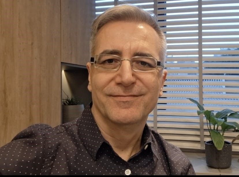 MÉDICO PSIQUIATRA; MESTRE EM PSICOLOGIA CLÍNICA; ESPECIALISTA EM TERAPIA COGNITIVA-COMPORTAMENTAL; FORMAÇÃO EM TERAPIA DE FAMÍLIA E CASAIS; FORMAÇÃO EM TERAPIA DO ESQUEMA; SÓCIO FUNDADOR DO INTCC; COORDENARDOR DOS NÚCLEOS DO COMPORTAMENTO ALIMENTAR E SEXUALIDADE DO INTCC.