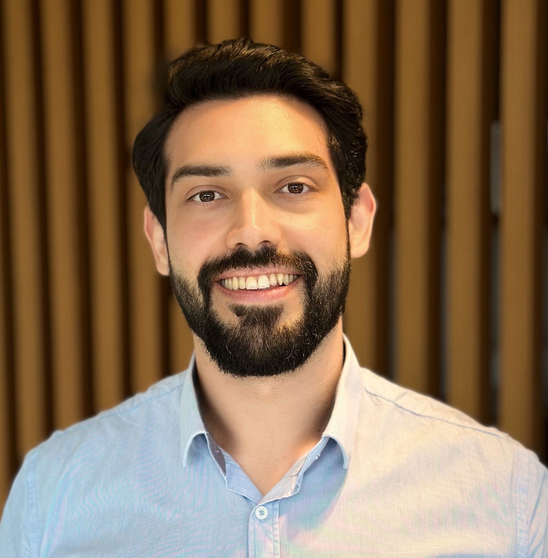 Psicólogo, mestre e doutorando em Psicologia Clínica (PUCRS). Especialista em Terapias Cognitivas e Comportamentais. Possui treinamento em Terapia Focada na Compaixão pela Compassionate Mind Foundation, formação em Terapia Comportamental Dialética (Sínteses), formação em Terapia do Esquema (Wainer/ISST) e aprimoramento no tratamento de transtornos alimentares pelo AMBULIM (IPq/FMUSP). Professor e supervisor clínico em cursos de pós-graduação, com ênfase em terapias comportamentais contextuais. Realiza pesquisas nas áreas de imagem corporal, transtornos alimentares, autocompaixão e uso de tecnologias.