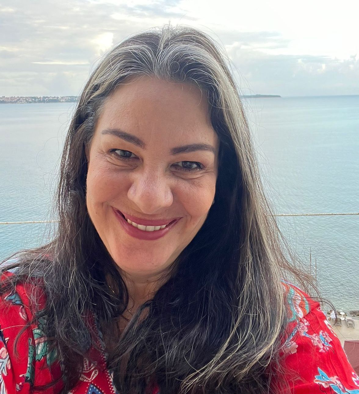 Psicóloga Clínica e Hospitalar. Mestre e Doutora em Psicologia Clínica (PUC-SP). Terapeuta de Famílias e Casais, Terapeuta Certificada e Supervisora em EMDR. Terapeuta Certificada em Brainspotting. Fellow in Tanathology (Association for Death Education and Counseling - ADEC). Integrante do International Working Group on Death, Dying and Bereavement (IWG). Coordenadora da Comissão de Psicologia dde Emergências e Desastres do Conselho Regional de Psicologia 16ª. Região (CRP16). Trabalha com saúde mental, trauma, luto, prevenção e posvenção do suicídio, intervenção em situações críticas em diferentes contextos, com capítulos, artigos, apresentações e aulas sobre esses temas. Presidente da Associação Brasileira Multiprofissional sobre o Luto (ABMLuto/2022-2024). Diretora do Instituto Acalanto.