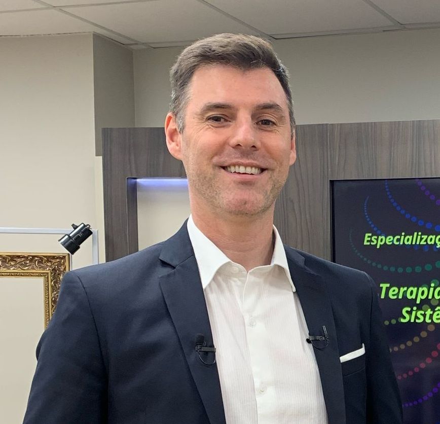 Psicólogo, mestre e doutor em psicologia social, especialista em psicoterapia sistêmico-cognitiva, autor do método TMS - Terapia dos Movimentos Sistêmicos.