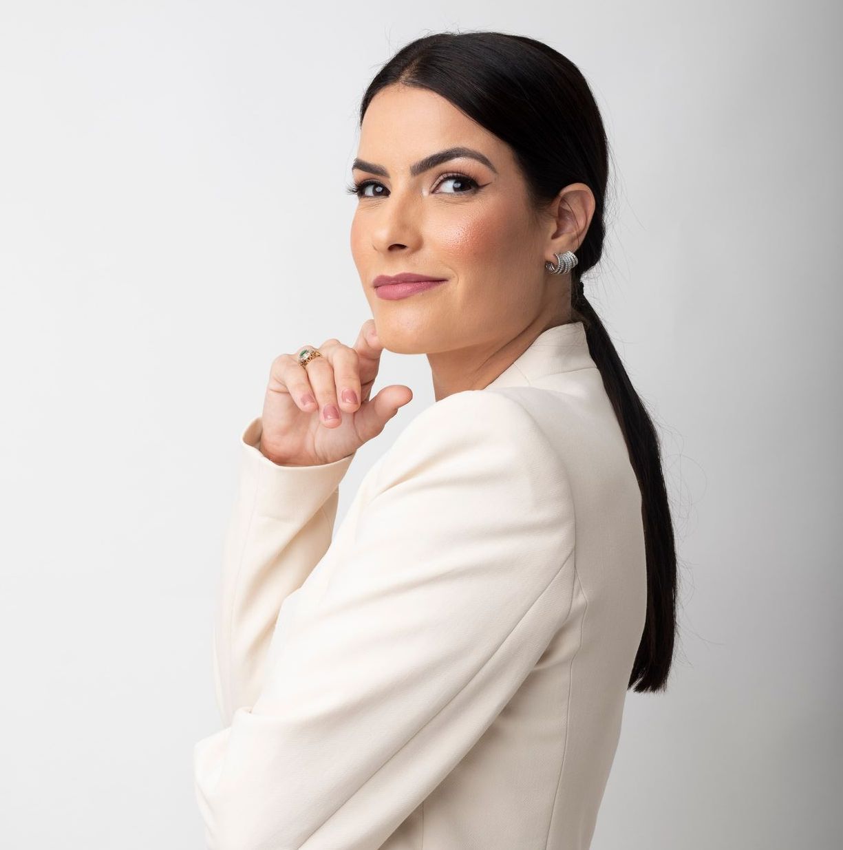 Psicoterapeuta cognitivo comportamental (com treinamento pelo Beck Institute)
Especialista em TCC infantojuvenil (InTCC)
Especialista em Transtornos Alimentares (Uniara)
Formação em Terapia do Esquema (IST - K, Alemanha)
Formação em Terapia do Esquema (Insere)
Especializanda em Dependência Tecnológica (UCS - RS)
Empreendedora - Psicologia em Destaque: clínica e school