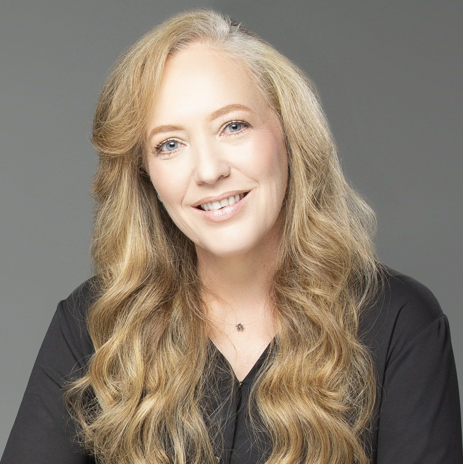 Pós-Doutora em Psicologia (USP-RP), Doutora em Ciências da Saúde (UFS-SE) e Mestre em Psicologia (UnB-DF). Psicóloga especialista em Terapia Cognitivo-Comportamental com certificação da FBTC e em Psicologia Clínica (CFP). Supervisora Clínica com diversos treinamentos na área. Pesquisadora colaboradora do Laboratório de Pesquisa e Intervenção Cognitivo-Comportamental (LaPICC-USP/RP). Co-fundadora do Treinamento Metassupervisão Advanced. Presidente eleita da Associação de Ensino e Supervisão Baseados em Evidências (AESBE / 2023-2026).