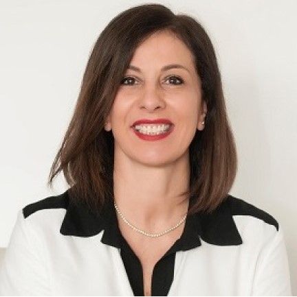 Doutora em Ciências pelo Departamento de Psiquiatria da UNIFESP(2014), Especialização em Dependência Química pela UNIFESP-EPM(2002) e psicóloga pela Faculdade de Ciências e Letras São Marcos, (1986). Atua como Psicoterapeuta Cognitivo Comportamental. Diretora Clínica da Clínica de Reabilitação e Tratamento da Dependência Química