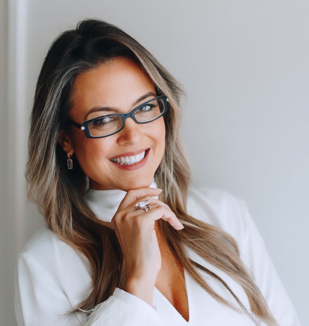 Psicóloga. Especialista em Terapia Cognitivo-Comportamental. Docente na área de TCC. Conferencista internacional com ênfase em Psicoterapias Cognitivas na Infância. Autora e Co-autora em mais de 25 obras na área das Terapias Cognitivas. Sócia Diretora do InTCC. Coordenadora do curso de especialização em Psicoterapias Cognitivo-Comportamentais e do curso de especialização em Psicoterapias Cognitivo-Comportamentais na Infância e Adolescência do InTCC. Coordenadora do NAES (Núcleo de Apoio às Escolas). Criadora do protocolo MAR TRI de regulação emocional.