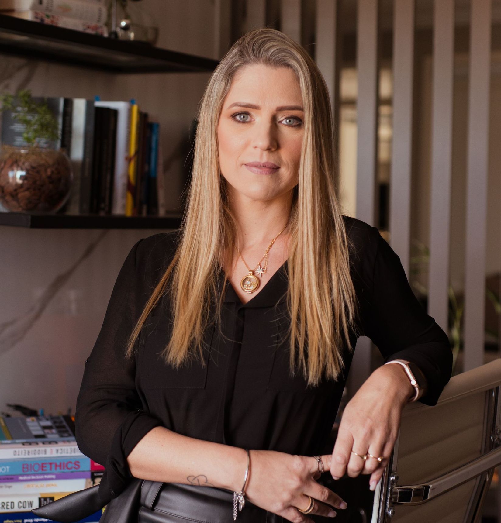 Psicóloga, Especialista em Terapia Cognitiva Comportamental na Infância e Adolescência. Palestrante em seminários e workshops sobre assuntos ligados à família, casais, escola, educação, empresas, entre outros. Organizadora e Psicóloga mediadora do Treinamento de Pais. Professora convidada para diversas disciplinas pelo país.