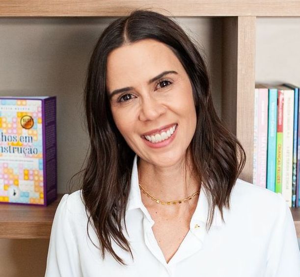 Psicóloga, Supervisora Clínica, Professora e Educadora Parental
Autora do livro Filhos em Construção: as necessidades da criança pela Teoria do Esquema.
Criadora dos cursos para pais: SOS das Emoções e o Cérebro da Criança
Especialista em Terapia Cognitivo Comportamental pelo ITC
Formação em Terapia Cognitivo Comportamental na infância e adolescência pelo InTCC
Formação em Terapia do Esquema pela Wainer
Formação em EMDR pela Traumaclinic