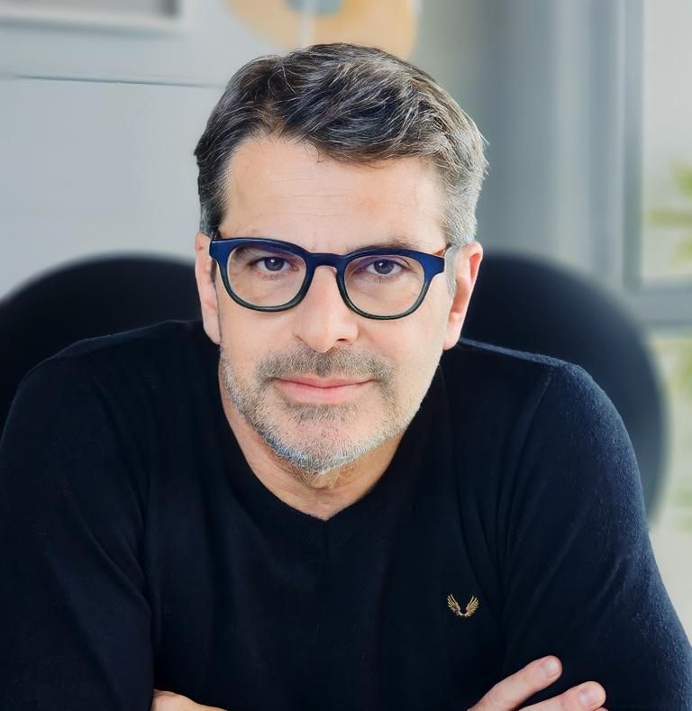 Psicólogo. Mestre em Psicologia Social e da Personalidade da PUC. Terapeuta Cognitivo. Doutorando na Universidade do Algarve. Professor pesquisador na área de
Psicoterapias Cognitivo Comportamentais. Docente na área de TCC. Conferencista internacional com ênfase em Psicoterapias Cognitivas na
Infância e Transtorno de Estresse pós traumático, consultor das Forças Armadas Brasileiras em TEPT. Professor convidado do Mestrado da Universidade Autônoma de Barcelona. Autor e Co-autor
de diversas obras na área das Terapias Cognitivas. Sócio diretor do InTCC. Diretor de Ensino do InTCC. Coordenador do curso de especialização em Psicoterapias
Cognitivo-Comportamentais e do curso de especialização em Psicoterapias Cognitivo-Comportamentais na Infância e
Adolescência do InTCC, presente em 15 cidades brasileiras. Membro fundador e presidente da Federação Brasileira de Terapias Cognitivas (FBTC), biênio 2005-2007. Diretor do Instituto TRI de Educação
Socioemocional. Presidente do antigo Concriad, atual Concriart- Congresso Brasileiro de Terapias Cognitivas da infância e adolescência.