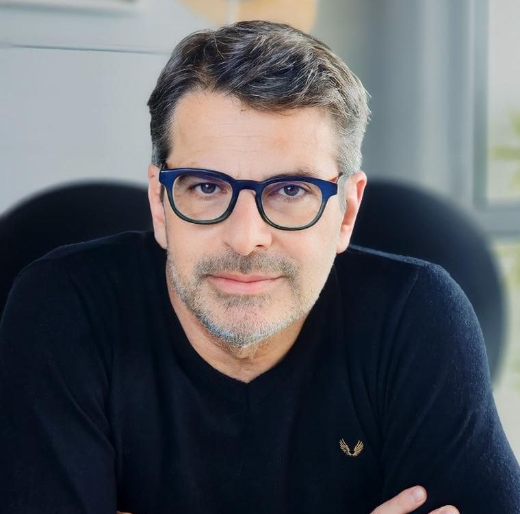 Terapeuta, Educador Parental, Pesquisador em Empatia, Emoções, Regulação Emocional e Educação Socioemocional e Palestrante.
Professor renomado, é Mestre em Psicologia Social e da Personalidade pela PUC-RS, membro fundador e Presidente da Federação Brasileira de terapias Cognitivas (FBTC) - 2005/2007, Conferencista Internacional, Professor da Universidade Autônoma de Barcelona, docente na área de terapias cognitivas em vários estados brasileiros, países da América Latina e América Central.