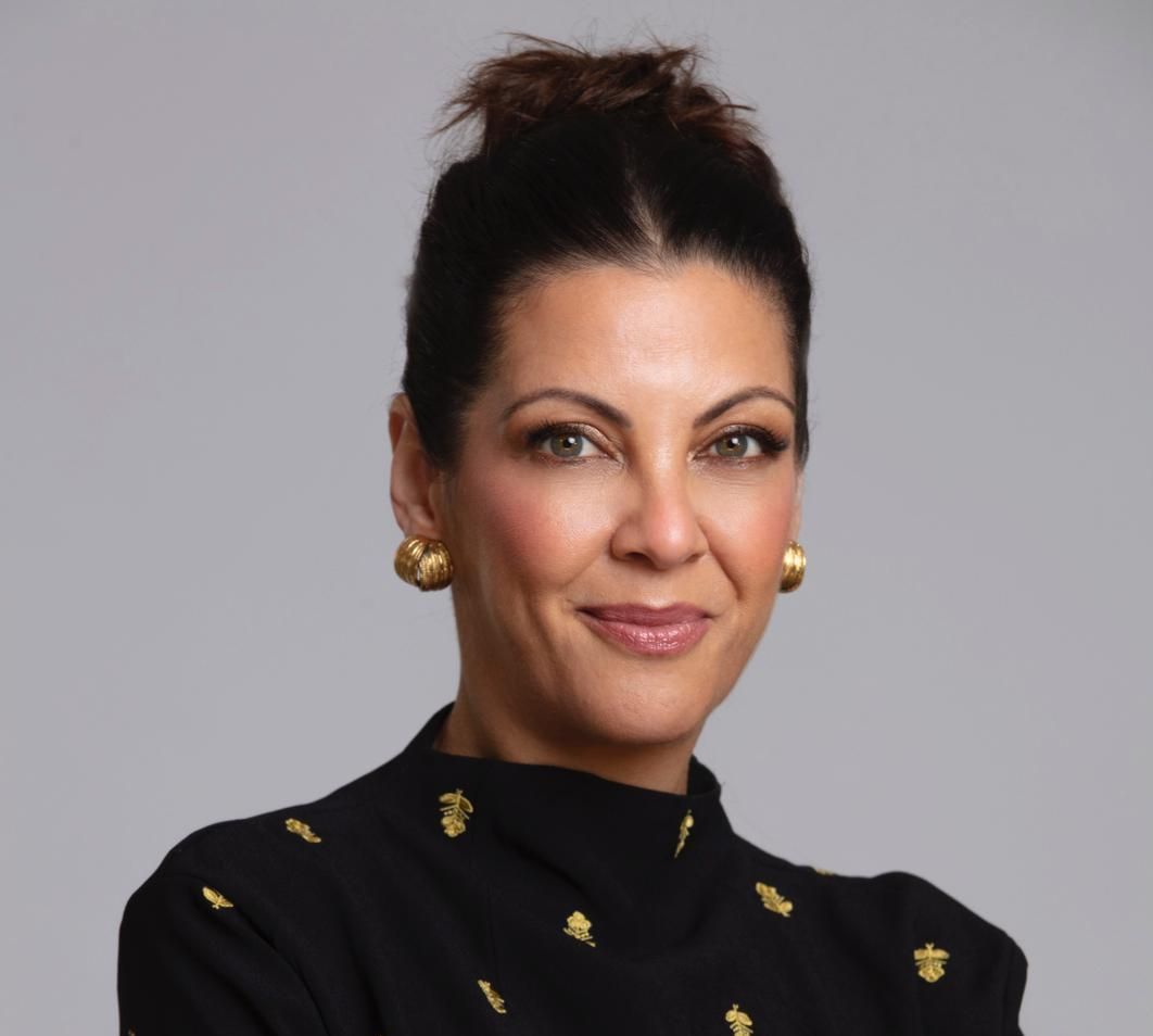 Escritora e jornalista brasileira, autora de livros direcionados ao público juvenil, Thalita Rebouças tem 23 títulos publicados em mais de 20 países (entre eles Portugal, França, Espanha e Alemanha), com mais de 2,3 milhões de livros vendidos só no Brasil.