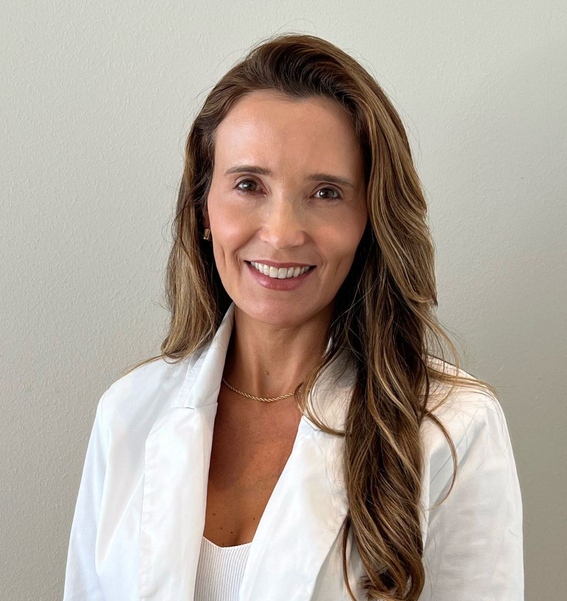 Orientadora familiar, facilitadora em Disciplina Positiva e Parentalidade Consciente, escritora, fundadora do Universo Omnus e da DinamicArt. Coordenadora da Pós-graduação em Orientação Familiar e Educação Parental – InTCC Rio. Sócia-diretora do ConCriArt – Congresso de Terapia Cognitiva da Infância e Adolescência e do InTCC Rio – Instituto de Ensino, Pesquisa e Atendimento em Terapia Cognitivo-Comportamental do Rio de Janeiro.