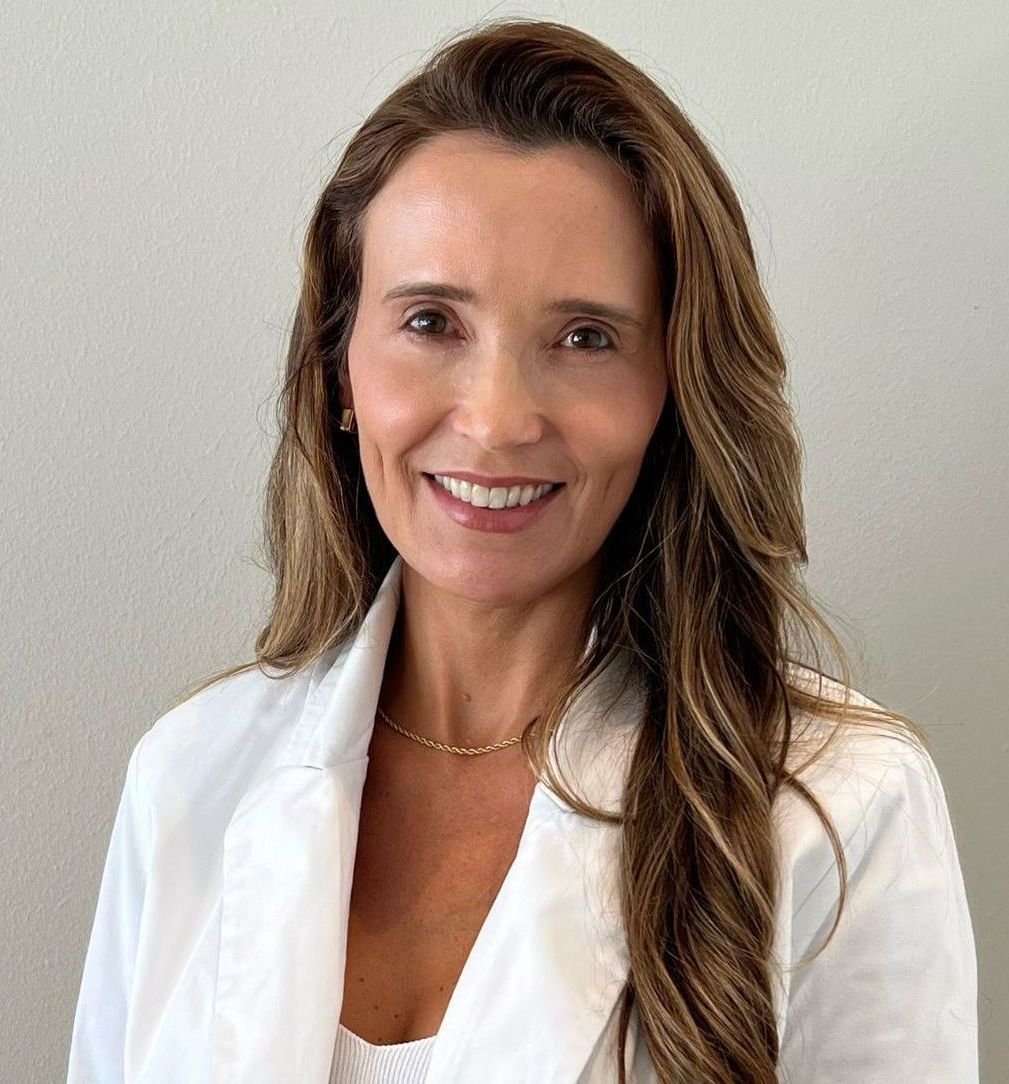 Sócia-diretora do InTCC - Rio – Instituto de Terapias Cognitivo-Comportamentais: Ensino, Pesquisa e Atendimento Individual e Familiar. Especialista em orientação familiar e educação parental. Coordenadora do curso de especialização em orientação familiar e educação parental e do curso de especialização em terapia de casal e família sistêmico- cognitivo. Sócia- Diretora do Concriart - Congresso Brasileiro de Terapia Cognitiva na Infância e Adolescência. Autora do Programa Omnus de Habilidades Socioemocionais e fundadora da DinamicArt.