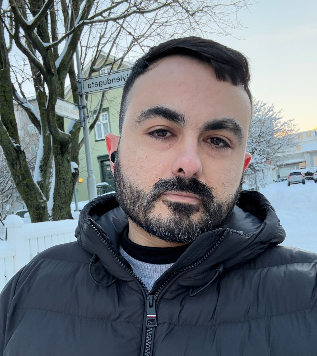 Ramiro Figueiredo Catelan é um adulto autista e superdotado tardiamente identificado, que tem também transtorno da personalidade borderline. Além disso, é psicólogo e neuropsicólogo clínico. É Doutor em Psicologia, com treinamento intensivo em DBT pelo Behavioral Tech. É pesquisador de pós-doutorado do Instituto de Psiquiatria da UFRJ e sócio da Sínteses - Centro de Psicologia Baseada em Evidências.