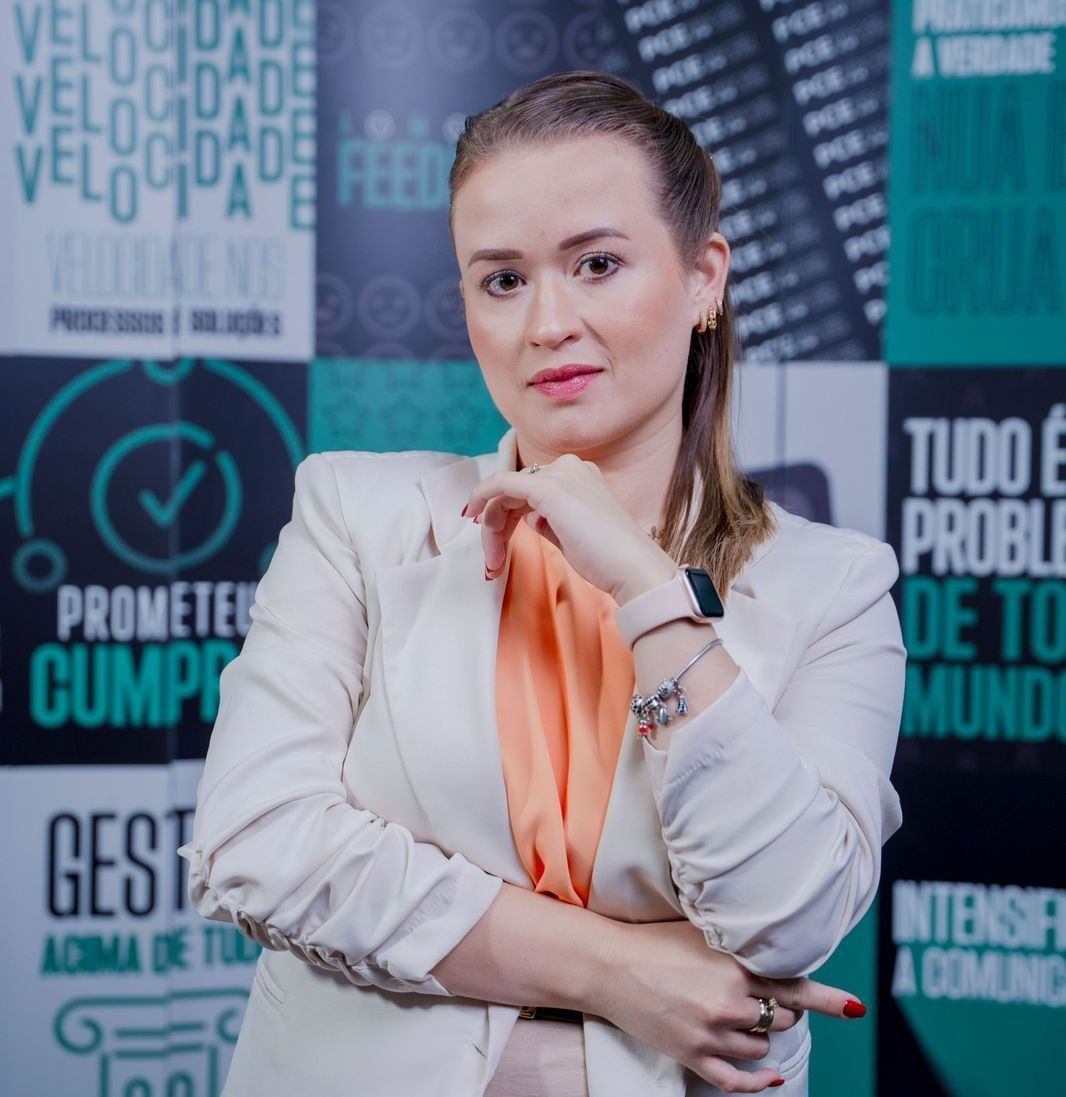 Farmacêutica especialista em farmácia clínica, mestranda em Assistência Farmacêutica na UFRGS.
Atuando há 9 anos em farmácia comunitária, atualmente coordena a área técnica e de serviços de saúde da rede de Farmácias São João.