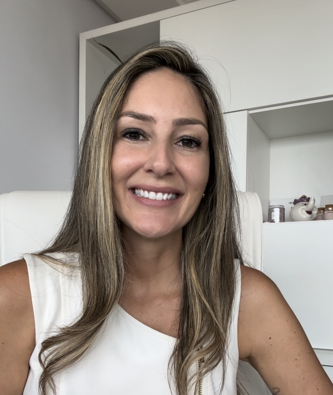 É Doutora em Psicologia na Unisinos com período de scholar visitor na Palo Alto University (CA/USA) e Mestre em Cognição Humana. Professora de Pós-Graduação em nível de Especialização em TCCs e Terapia Baseada em Processos na infância e adolescência em diversas instituições. É diretora do Instituto VilaELO - cursos em saúde mental, em Porto Alegre. Especialista em TCC e Psicologia Clínica com formação em Manejo do Comportamento Infantil pela Piedmont Virginia Community College (EUA) e em Psicoterapia Baseada em Evidências. Desenvolvedora do Programa FAVA - FAcilitando o conVívio com os Alunos. Terapeuta Certificada pela FBTC