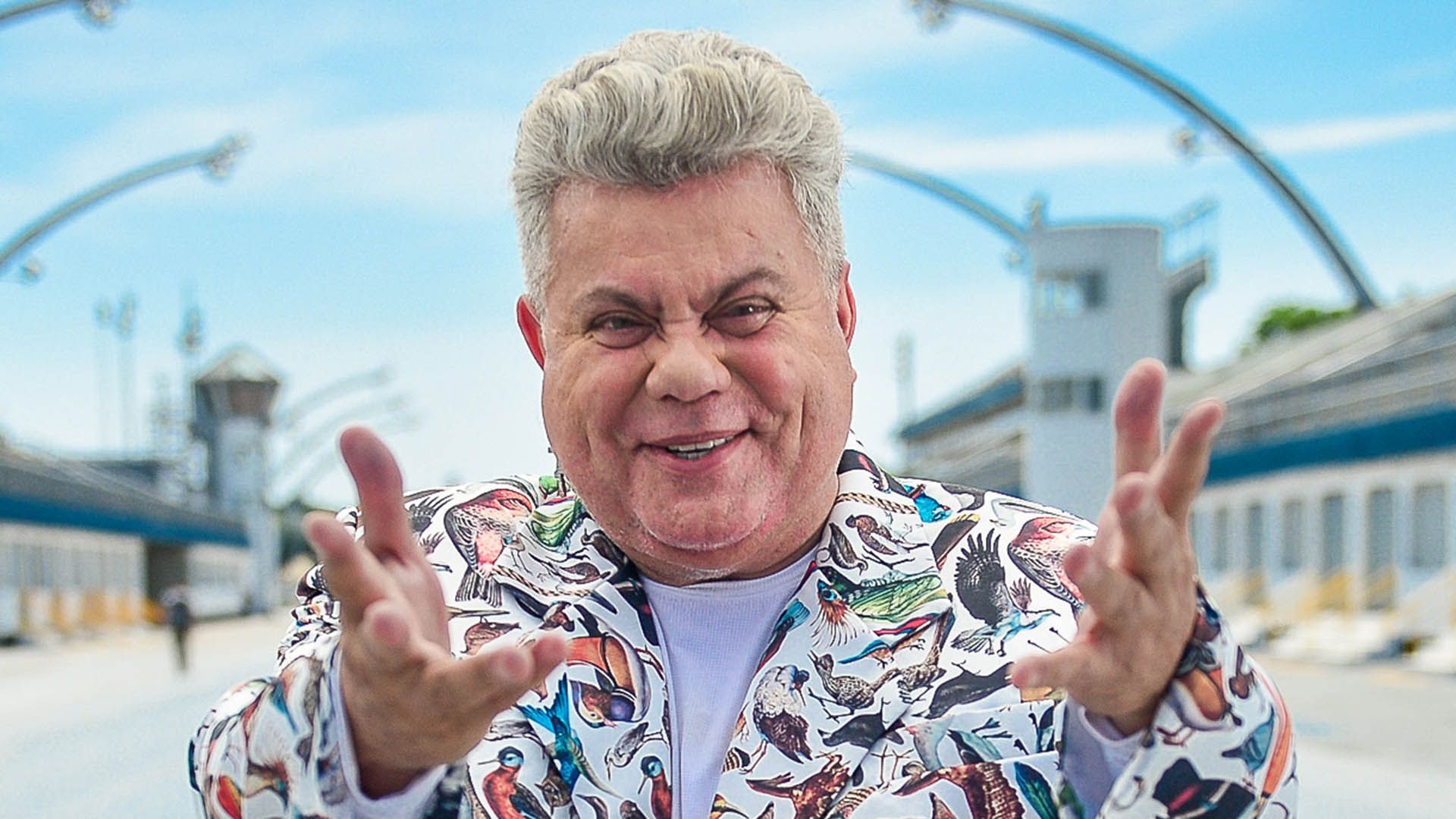 Milton Cunha é psicólogo, professor universitário, carnavalesco, cenógrafo e comentarista de carnaval brasileiro.
Possui mestrado e doutorado em Letras (Ciência da Literatura) pela Universidade Federal do Rio de Janeiro, além de cursar seu segundo estágio pós-doutoral, também pela UFRJ, em Narrativas de Carnaval.