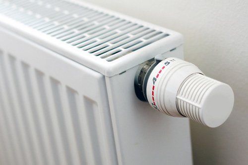 termosifone con termoregolatore in primo piano