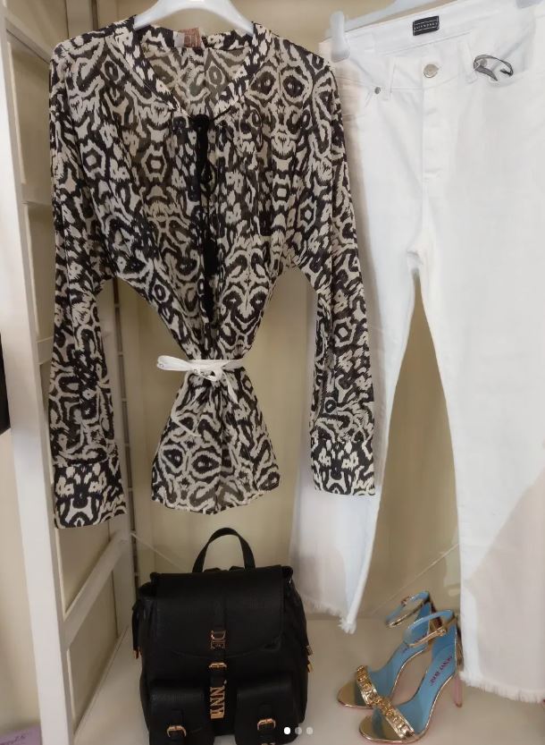 vestito e zaino di pelle