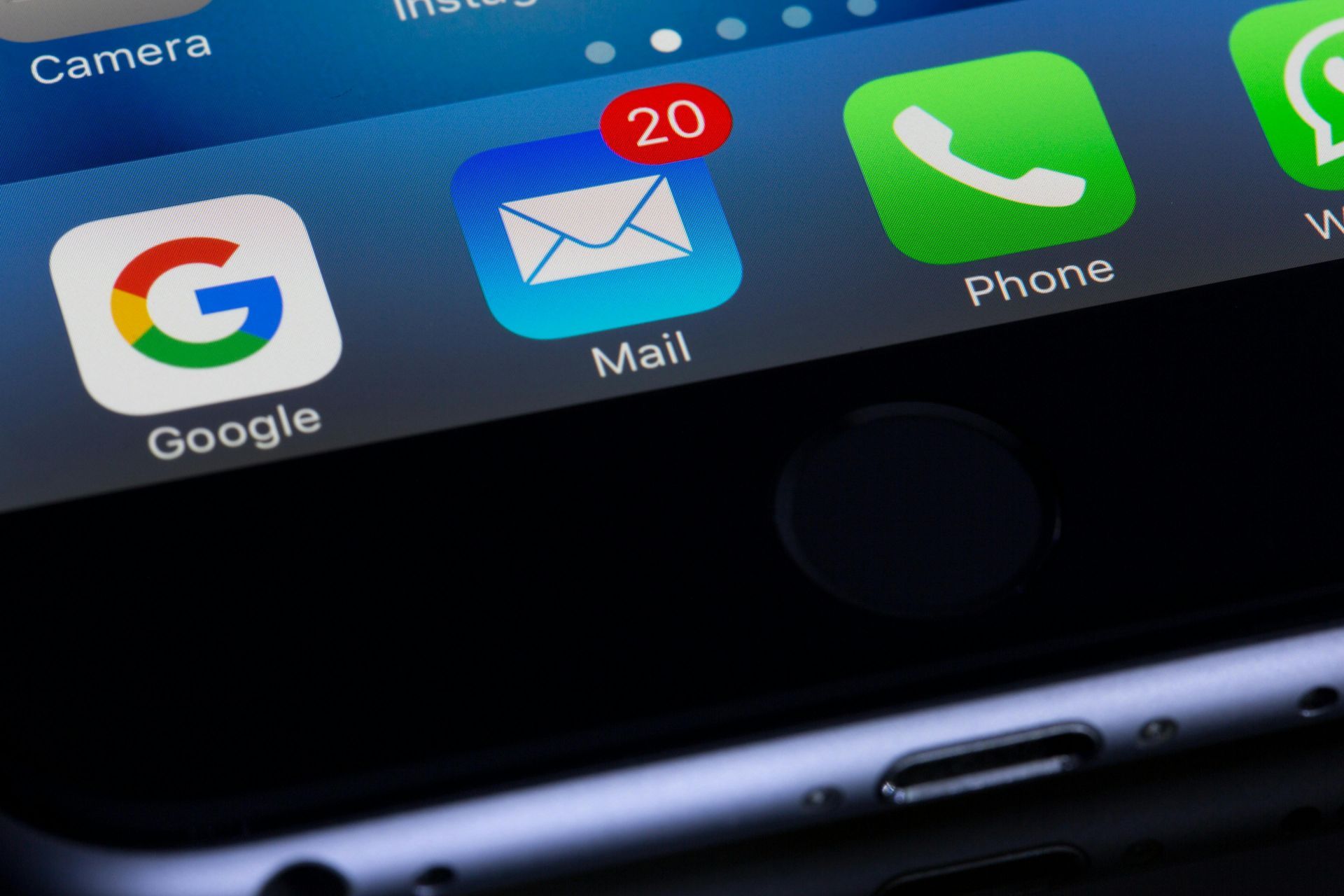 Smartphone screen with Google, Mail (20 unread), and Phone app icons.