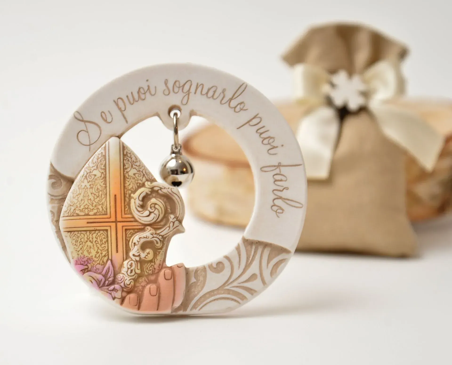 Anello in ceramica con cappello da vescovo e la scritta in italiano