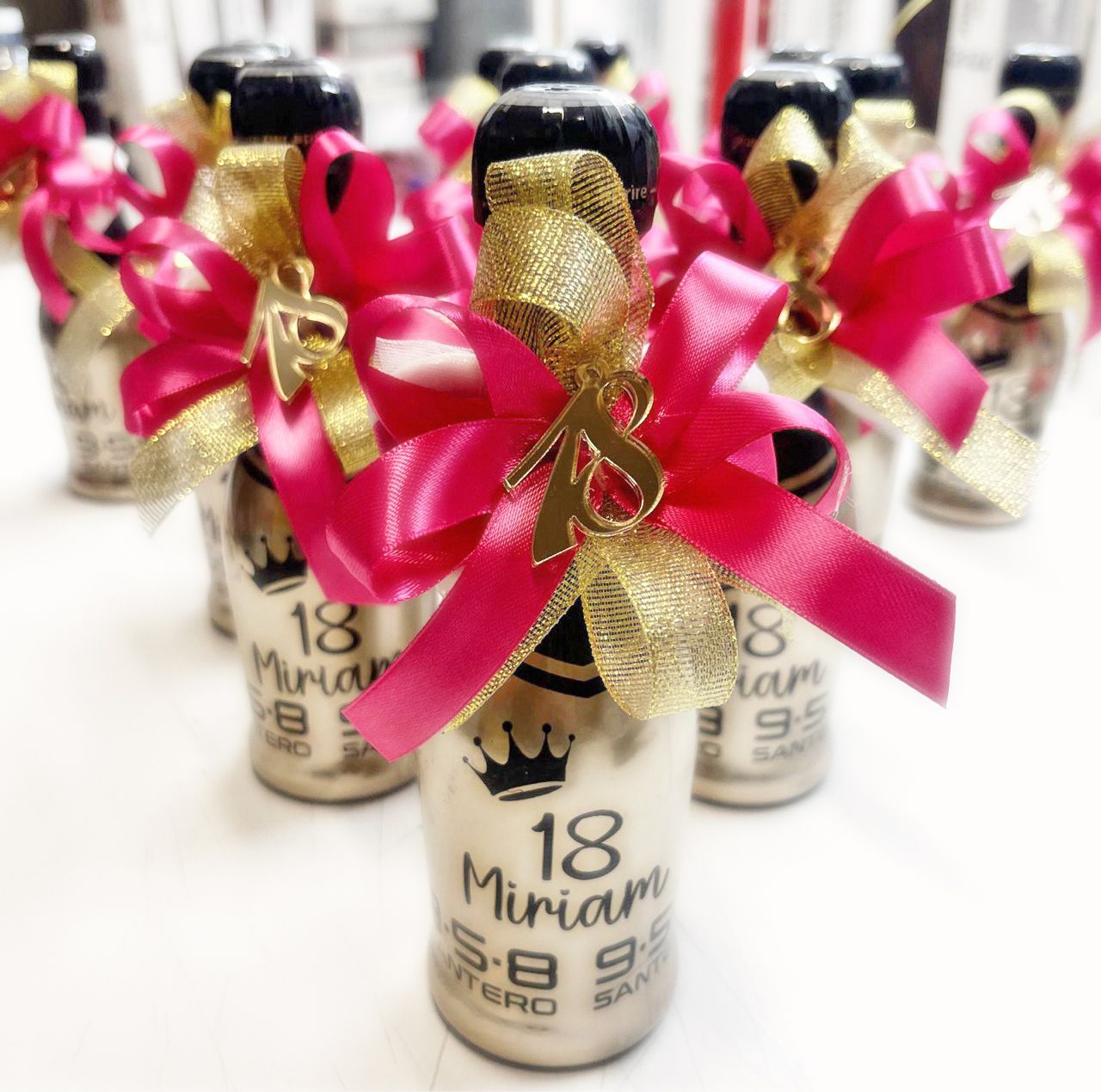 Tre statuette di calciatori su una superficie bianca, una che calcia un pallone, le altre due vicine.