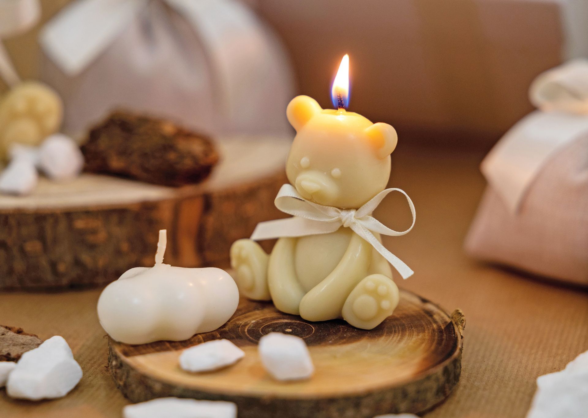 Sala da pranzo con tavoli apparecchiati per un pasto. Archi rossi, muro in pietra e decorazioni.