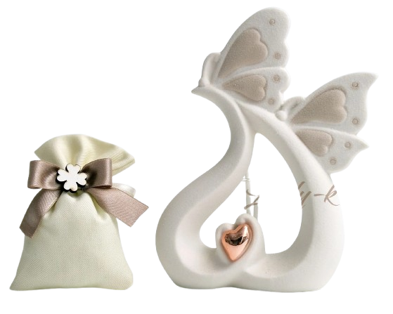 Statuetta di angelo color crema con cuore e piccola borsa regalo beige con fiocco.