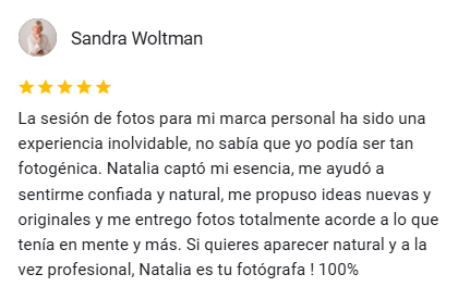 Reseña española de 5 estrellas elogiando a la fotógrafa Natalia por sus fotos naturales y profesionales.