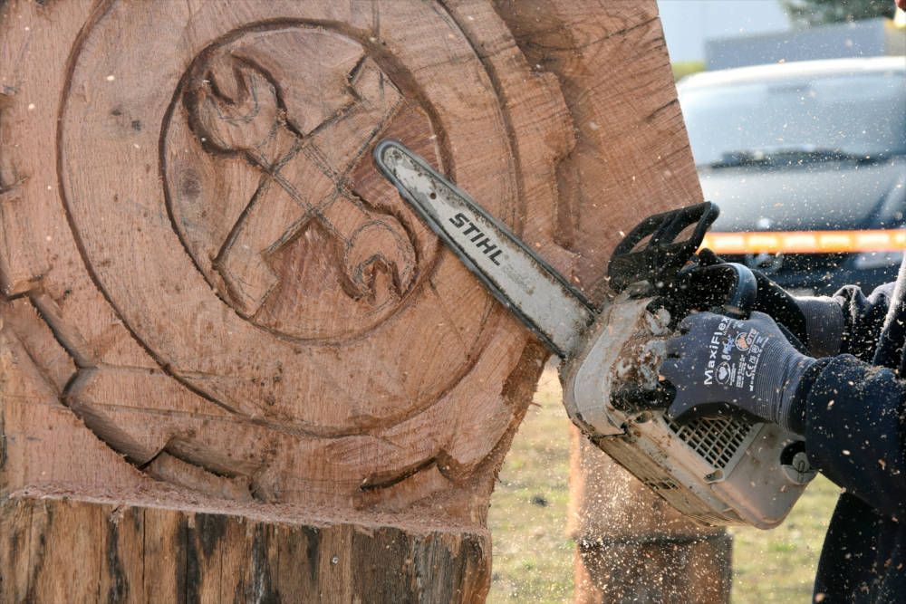 Poppenberg Logo in einen Baumstamm gesaegt