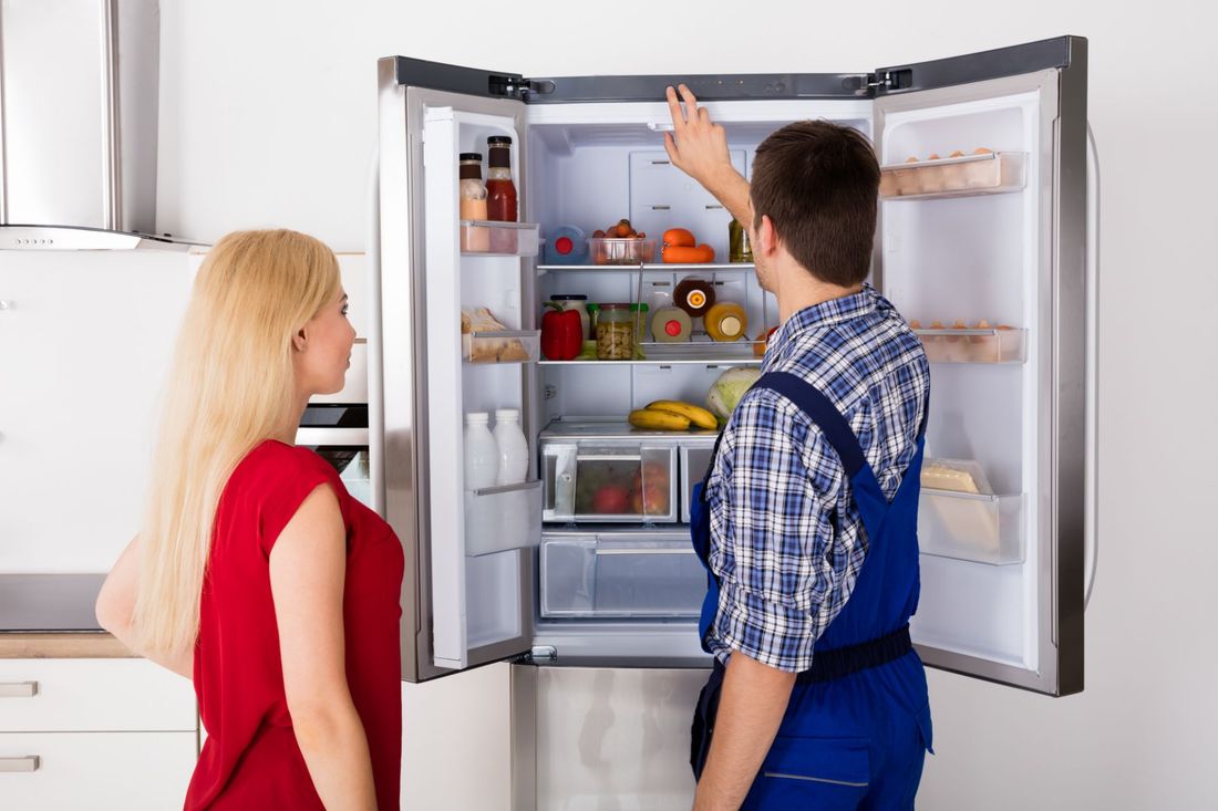 tecnico controlla il frigorifero